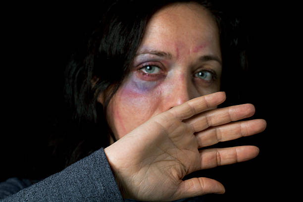 häusliche gewalt opfer - häusliche gewalt stock-fotos und bilder