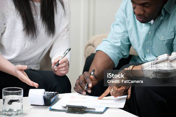 Planeamento Financeiro - Fotografias de stock e mais imagens de Casal - Casal, Conta - Acessório Financeiro, Grupo multiétnico