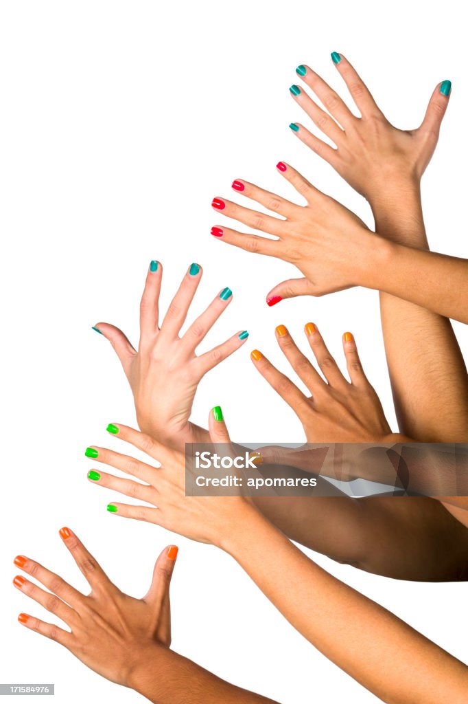 Groupe de soulevé multiethnics femme mains avec manucure coloré - Photo de Ongle libre de droits