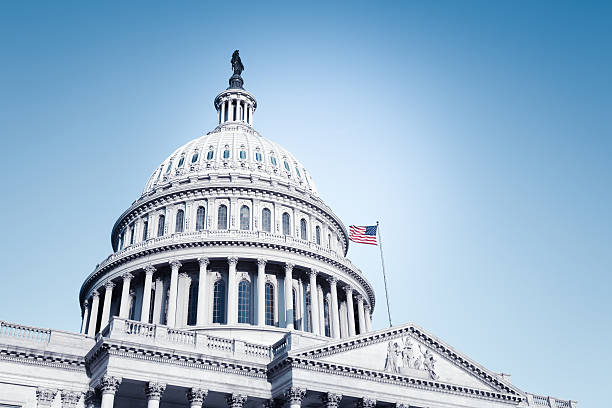 us-kapitol - flag of washington stock-fotos und bilder