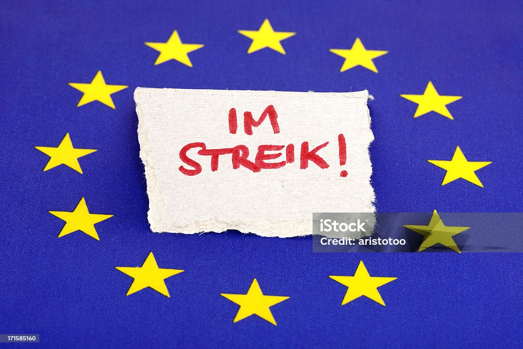 Bandiera dell'Unione europea con il tedesco in sciopero nota - Foto stock royalty-free di Bandiera