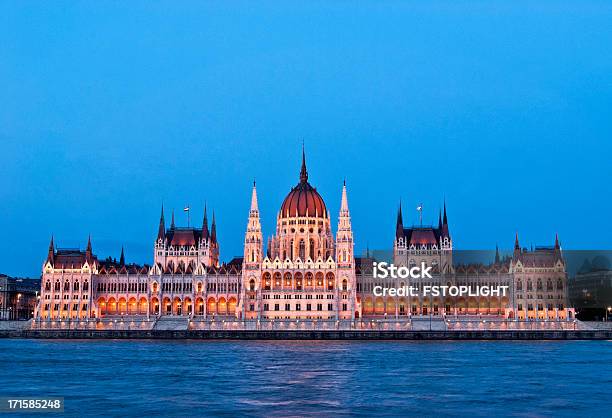 Ungarische Parlament Und Blick Auf Die Donau Stockfoto und mehr Bilder von Budapest - Budapest, Parlamentsgebäude - Regierungsgebäude, Architektur