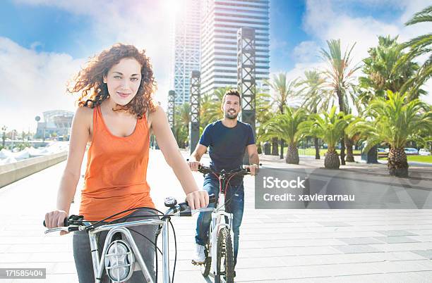 Jazda Na Rowerze W Barcelonie - zdjęcia stockowe i więcej obrazów Barcelona - Hiszpania - Barcelona - Hiszpania, Port Olímpic, 20-29 lat