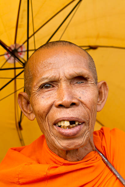 1 つの目以上の仏教僧 - cambodia monk buddhism angkor wat ストックフォトと画像