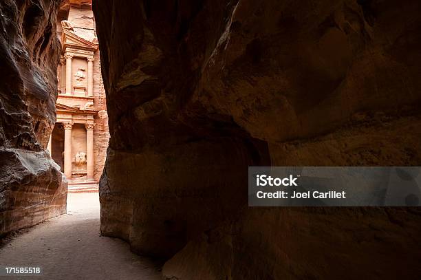 Petraschatz Durch Die Schlucht Stockfoto und mehr Bilder von Antiker Gegenstand - Antiker Gegenstand, Architektonische Säule, Architektur