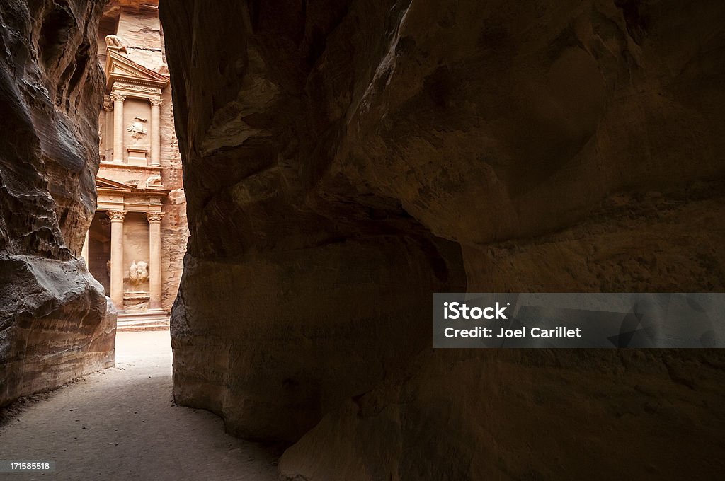 Petra s Treasury attraverso Il Siq - Foto stock royalty-free di Ambientazione esterna