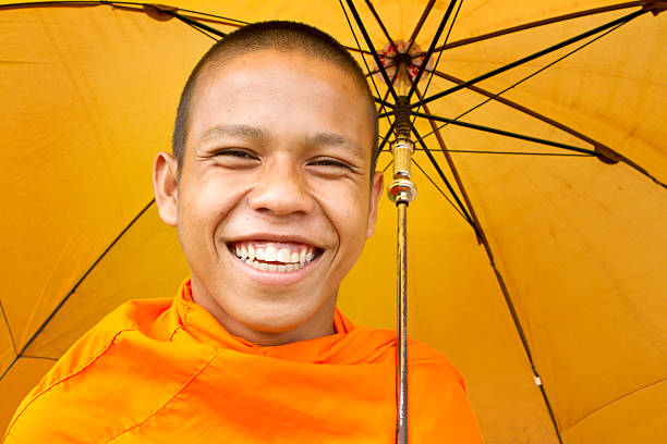 アジア笑顔の若い僧侶 - cambodia monk buddhism angkor wat ストックフォトと画像