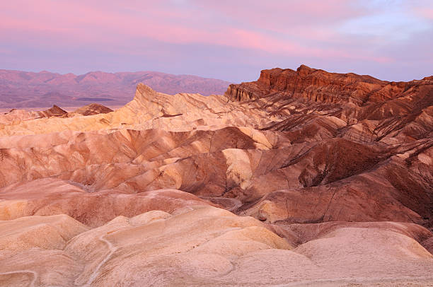 paisagem de zabriskie point com brilhante rosa do céu - awe death valley desert sandstone sunrise imagens e fotografias de stock