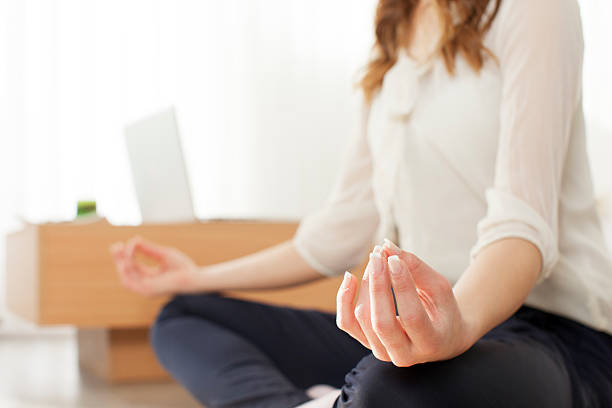 giovane azienda donna praticare yoga a casa - yoga business women living room foto e immagini stock