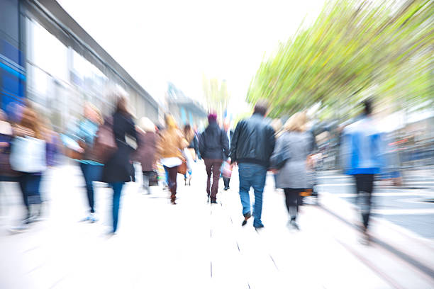 foule de gens marcher dans l'allée devant les magasins, mouvement flou - rush hour commuter crowd defocused photos et images de collection