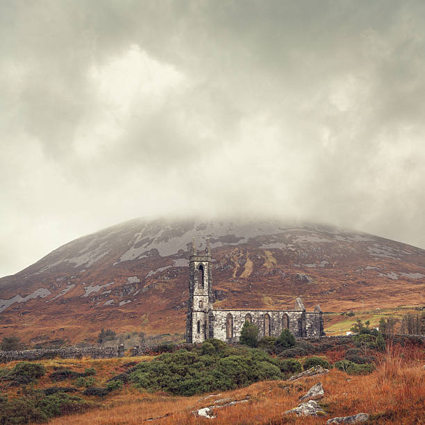 損なわれた教会はアイルランド - republic of ireland mount errigal mountain landscape ストックフォトと画像