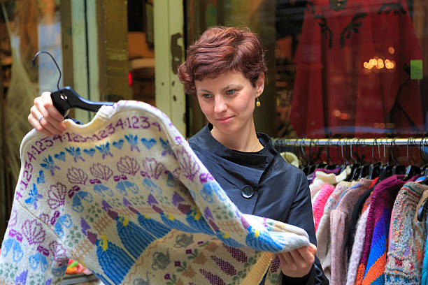 vintage mujer joven de compras para la ropa - vintage attire fotografías e imágenes de stock