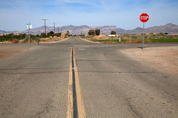 補助道路の田舎のアメリカ横断 - middle of road ストックフォトと画像
