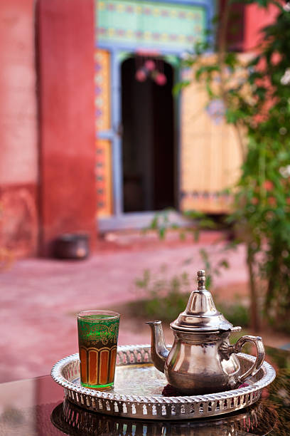 tè alla menta servito in riad marocco (courtyard) - morocco tea glass mint tea foto e immagini stock