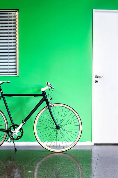 black kurier zielony ściany - bicycle wall green single object zdjęcia i obrazy z banku zdjęć