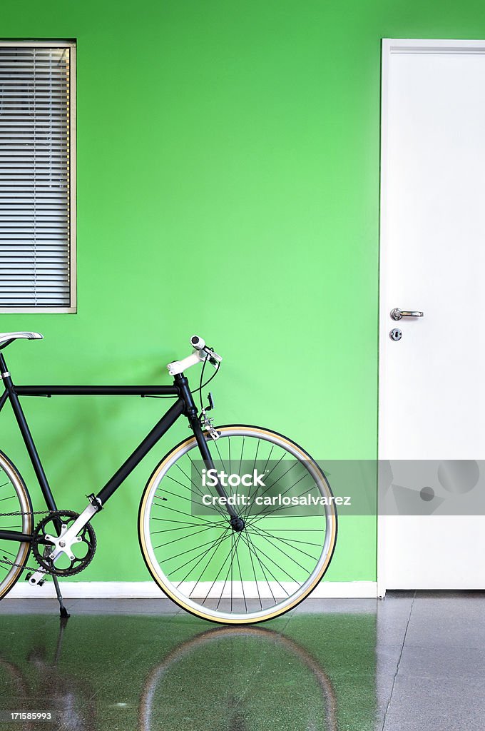 Preto parede verde de bicicleta - Foto de stock de Ciclismo royalty-free
