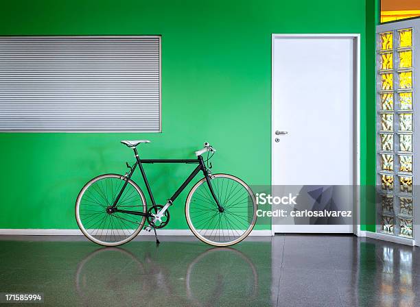 Black Fahrrad Gegen Eine Grüne Wand Stockfoto und mehr Bilder von Rennrad - Rennrad, Wand, Glasbaustein