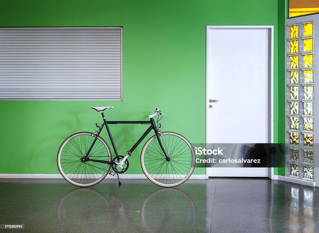 블랙 자전거 대해 버처 벽 - 로열티 프리 경주용 자전거 스톡 사진