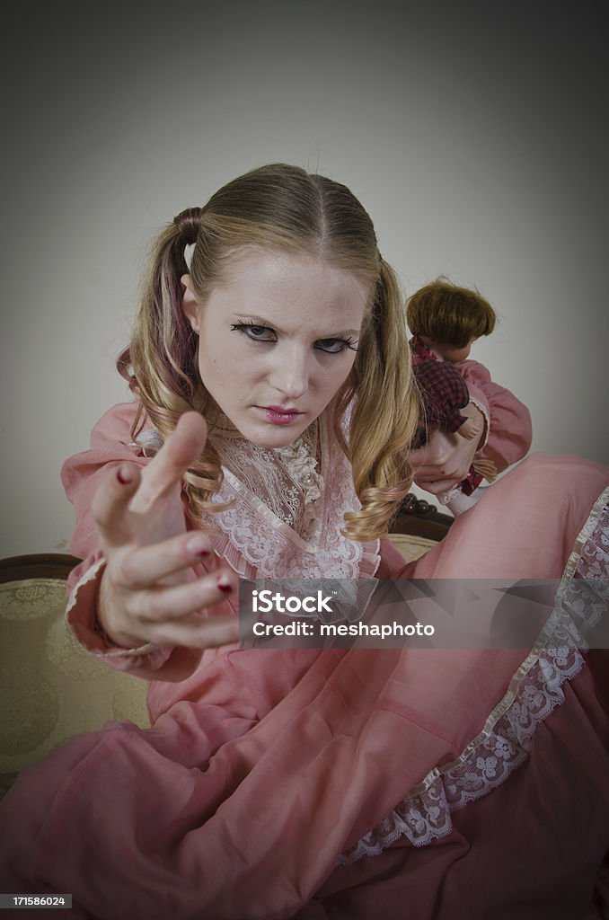 Сумасшедшая девочка держит кукла - Стоковые фото 20-29 лет роялти-фри