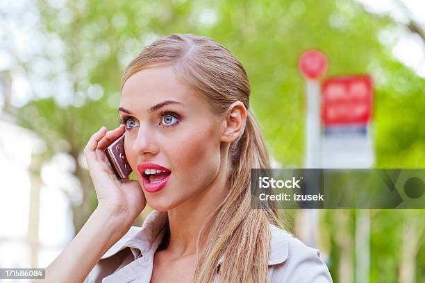 Mulher Bonita Com O Telefone - Fotografias de stock e mais imagens de 20-24 Anos - 20-24 Anos, A usar um telefone, Adulto