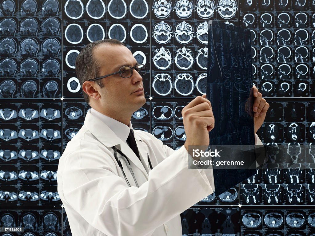 담담의 루킹 X-선 - 로열티 프리 MRI 스캔 스톡 사진