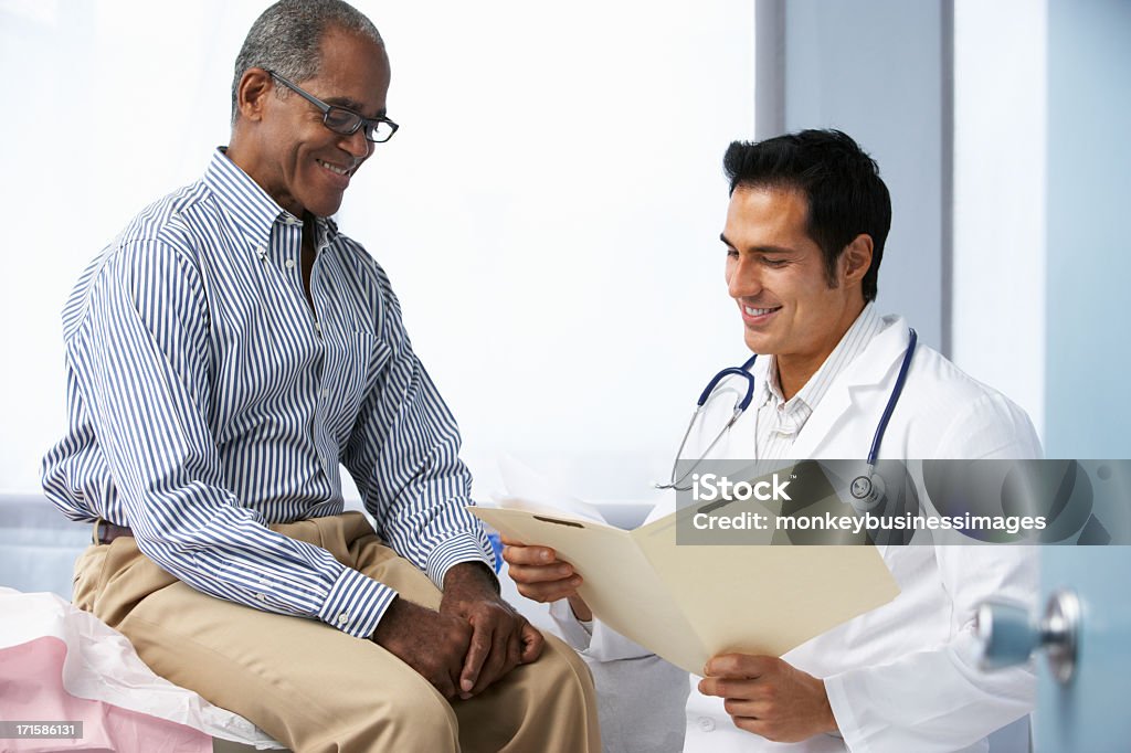 Médico de Cirurgia com homem ler Notas - Royalty-free Paciente Foto de stock