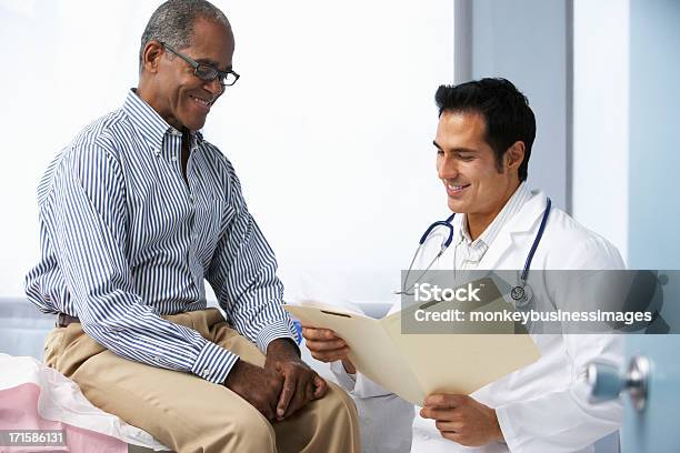Médico De Cirurgia Com Homem Ler Notas - Fotografias de stock e mais imagens de Paciente - Paciente, Caderno de notas, Doutor