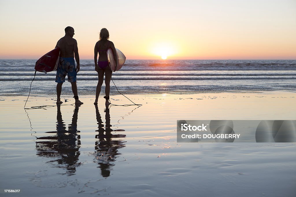 Tramonto sulla spiaggia - Foto stock royalty-free di 35-39 anni