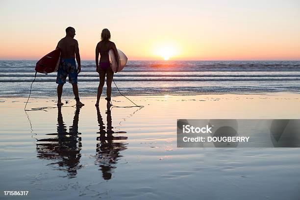 Tramonto Sulla Spiaggia - Fotografie stock e altre immagini di 35-39 anni - 35-39 anni, Adulto, Adulto di mezza età