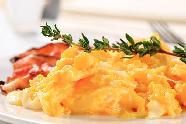 jajecznica i smażone bekon - fork plate isolated scrambled eggs zdjęcia i obrazy z banku zdjęć