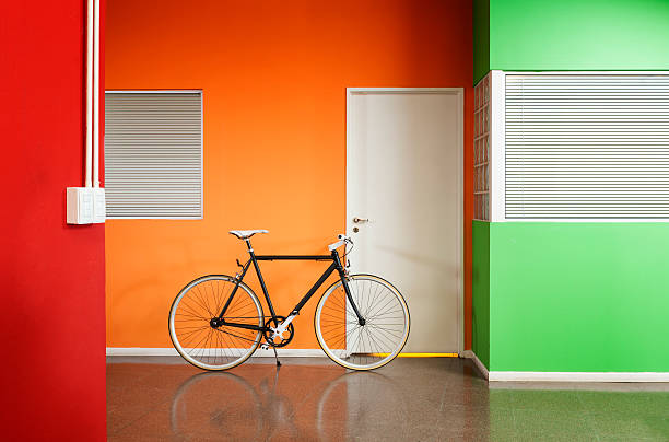 black rowerze w biurze. - cycle sports race blinds wall zdjęcia i obrazy z banku zdjęć
