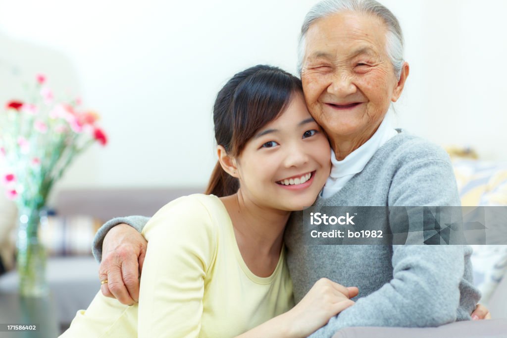 Feliz abuela con granddaughter - Foto de stock de Chino - Oriental libre de derechos