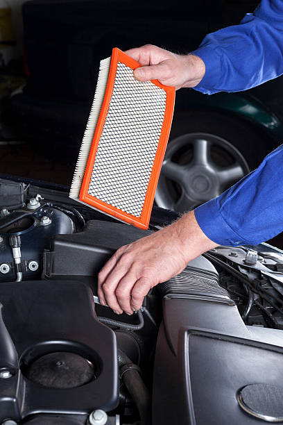 alterar um motor de ar de limpeza/filtro - air filter car motor vehicle engine imagens e fotografias de stock