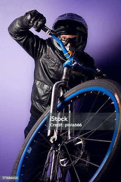 Kaskaderski Rower Rider Z Enduro Kask - zdjęcia stockowe i więcej obrazów Bezpieczeństwo - Bezpieczeństwo, Bicykl, Dorosły