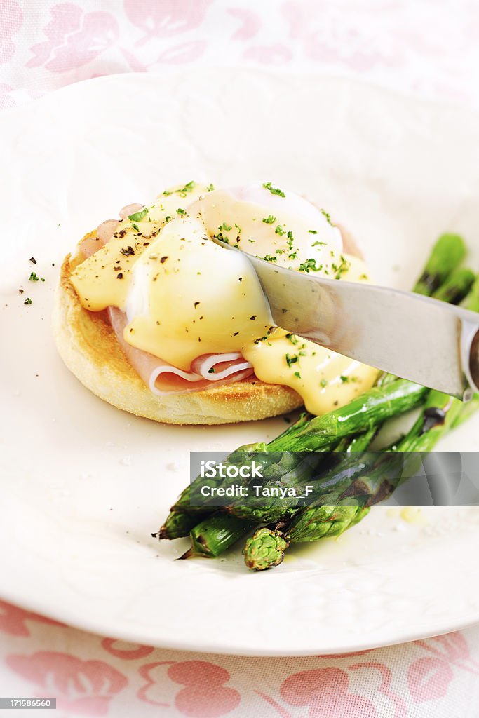 Uova alla Benedict con prosciutto e Sandwish - Foto stock royalty-free di Uovo - Alimento di base