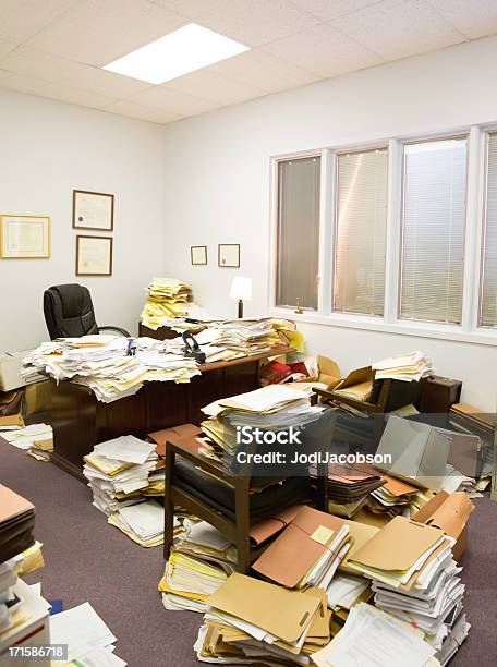 Pronunciar Clutter Hoarder Profesional De Papel Foto de stock y más banco de imágenes de Desordenado - Desordenado, Oficina, Escritorio