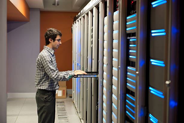 to inżynier w akcji konfiguracji serwerów - network server data center installing zdjęcia i obrazy z banku zdjęć