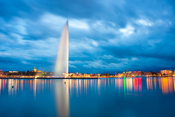 lago genebra e o jet d'eau e pôr-do-sol dos alpes - geneva switzerland night city - fotografias e filmes do acervo