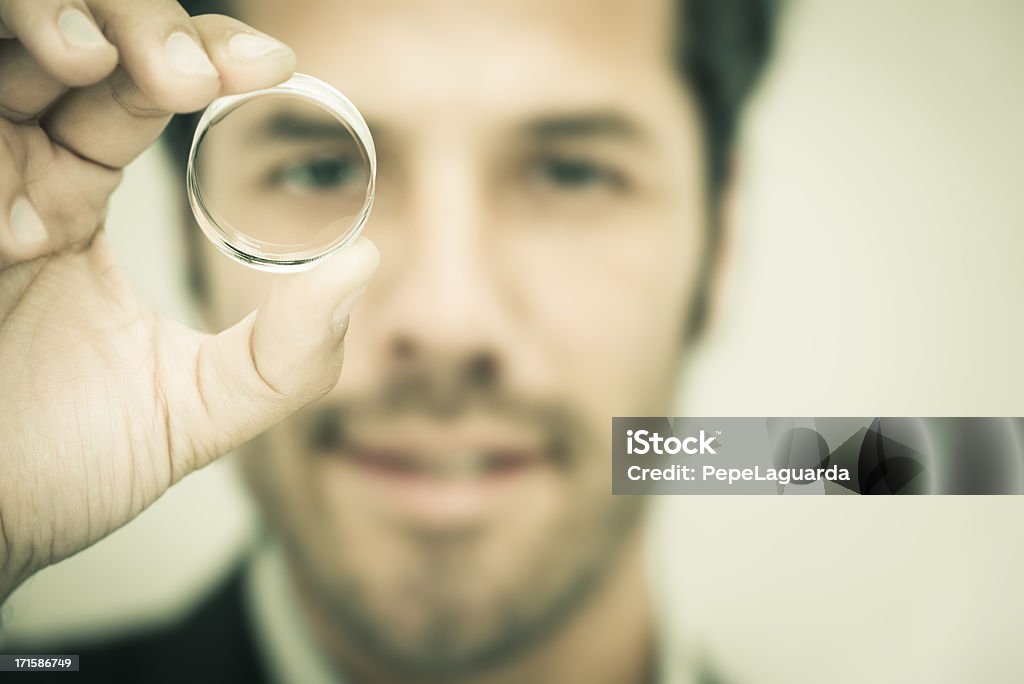 ビジネスマン覗き丸型レンズ - もの越しに見るのロイヤリティフリーストックフォト