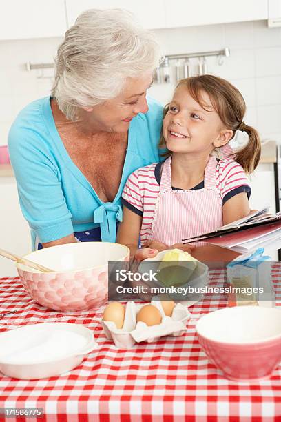 Abuela Y Granddaughter Cocinar En La Cocina Foto de stock y más banco de imágenes de Cocinar - Cocinar, Familia, Familia multigeneracional