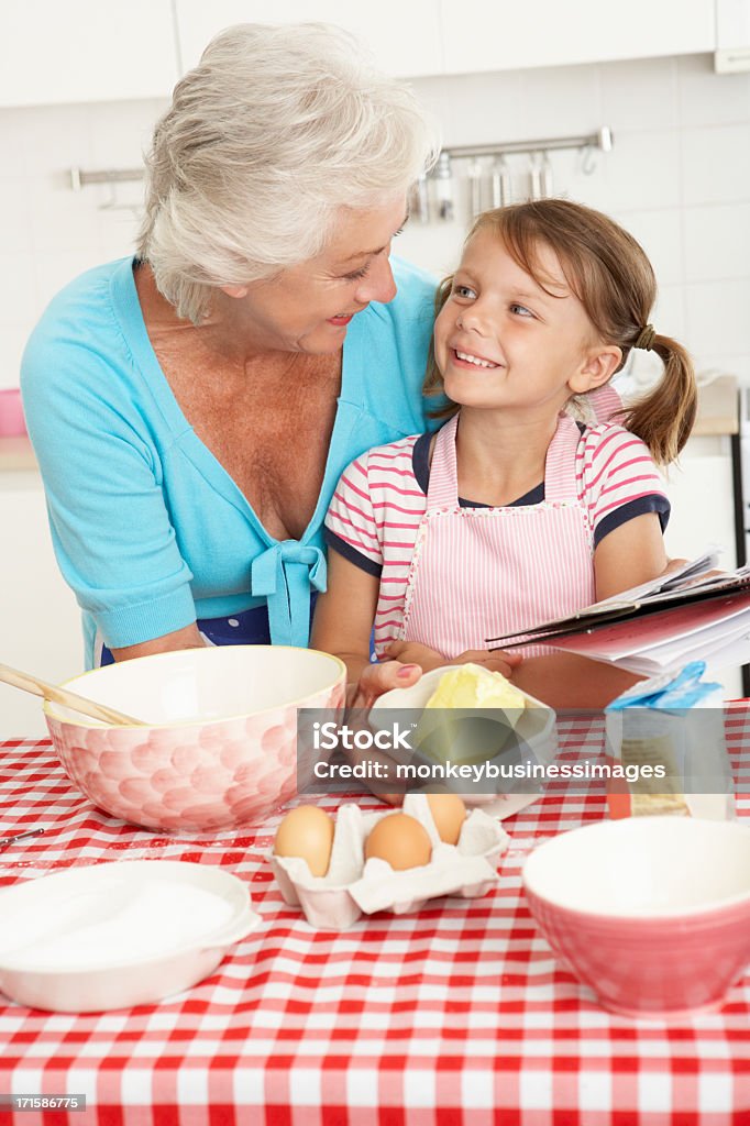 Бабушка и Внучка выпечки в кухне - Стоковые фото Готовить роялти-фри