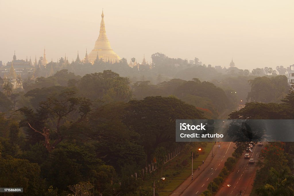 Rangoon Shwedagon-Pagode und street nur nach Sonnenaufgang - Lizenzfrei Abenddämmerung Stock-Foto