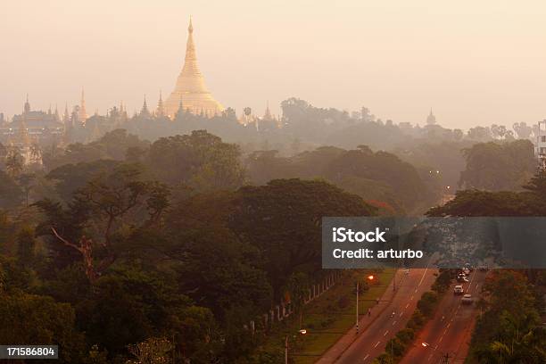 Rangoon Shwedagonpagode Und Street Nur Nach Sonnenaufgang Stockfoto und mehr Bilder von Abenddämmerung