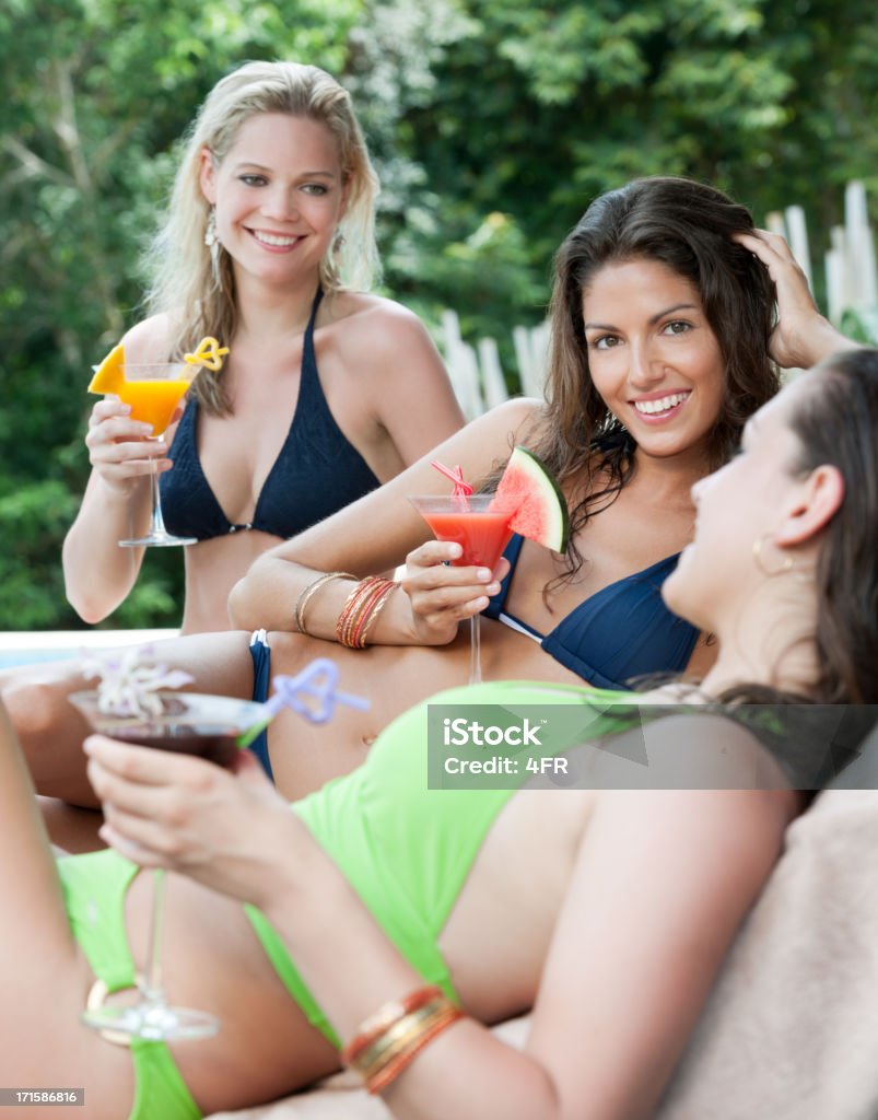 Hermosa mujer en Bikini brindis con cócteles en vacaciones (XXXL) - Foto de stock de 20 a 29 años libre de derechos