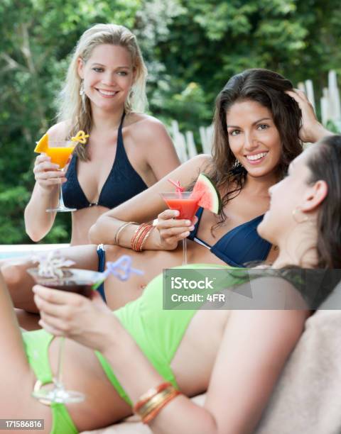 Hermosa Mujer En Bikini Brindis Con Cócteles En Vacaciones Foto de stock y más banco de imágenes de 20 a 29 años