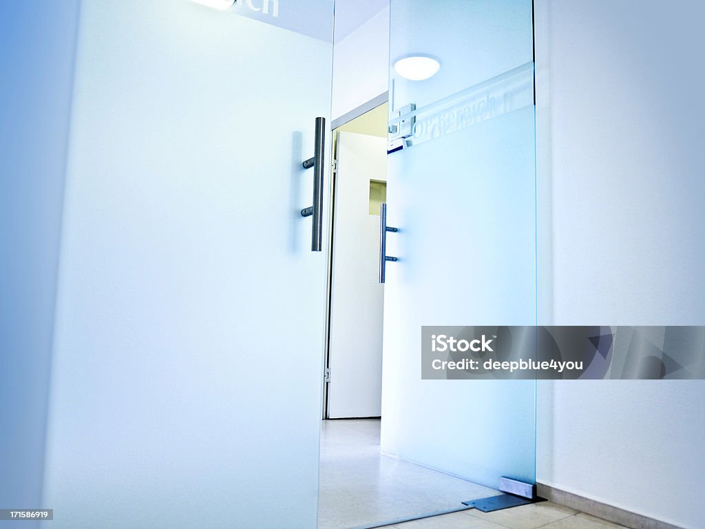 Hospital- 영업중 유리문에서 작동 공간 - 로열티 프리 문 스톡 사진