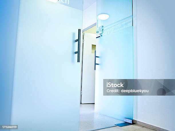 Hospital 영업중 유리문에서 작동 공간 문에 대한 스톡 사진 및 기타 이미지 - 문, 진료소, 유리-재료