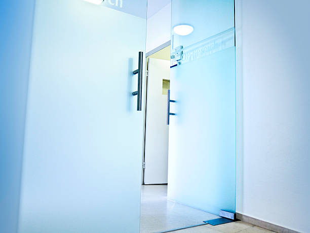 istock Hospital- open glass doors to the Operation area 171586919