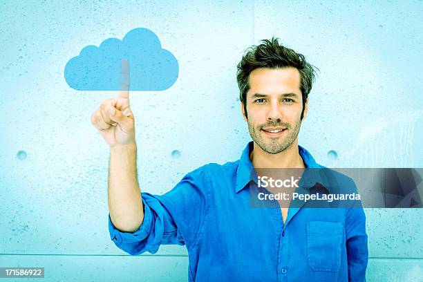 Foto de Homem Acessar O Sistema De Computação Em Nuvem e mais fotos de stock de Apontar - Sinal Manual - Apontar - Sinal Manual, Computação em nuvem, Nuvem
