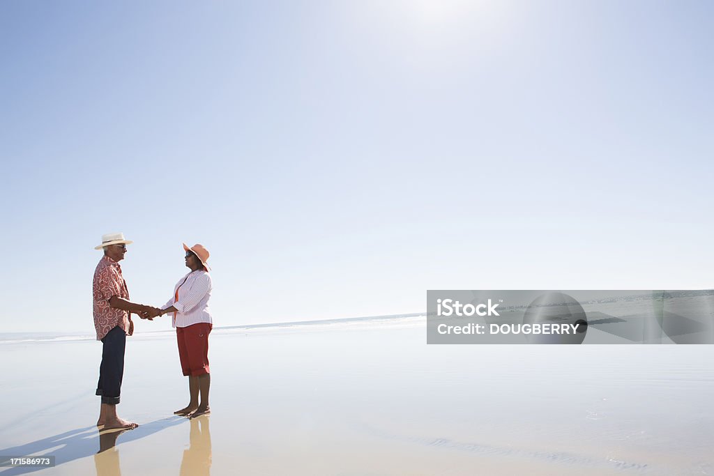 Anziani sulla spiaggia - Foto stock royalty-free di 70-79 anni